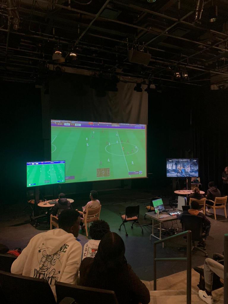 Students compete in FIFA 23 or Mortal Kombat X at SABs video game tournament